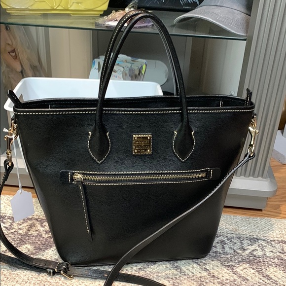 Dooney Bourke NWOT qvc Saffiano leather tote with strap qvc